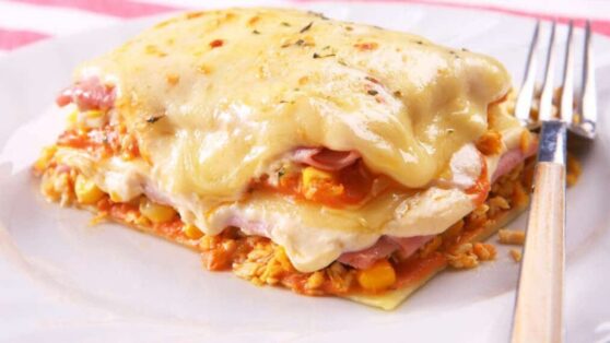 Lasanha de Frango Cremosa com Requeijão é a escolha perfeita para impressionar em um almoço de domingo ou surpreender em um jantar especial.