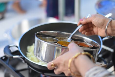 Confira dicas e receitas simples para otimizar o tempo na cozinha, mantendo refeições equilibradas mesmo com a rotina agitada