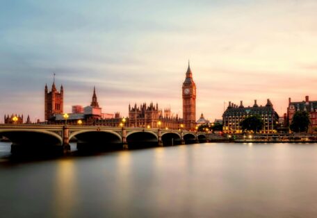 Fugir das rotas clássicas pela Europa pode revelar cidades vibrantes, sabores regionais e tradições locais com conforto e infraestrutura organizada.