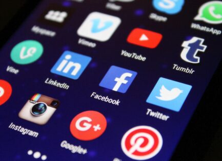 Hoje, com o avanço tecnológico e as inúmeras possibilidades de anunciar na internet, além da grande disputa pela atenção dos consumidores em diferentes plataformas digitais, com uma concorrência que só aumenta, as empresas precisam encontrar as melhores práticas para se destacar.