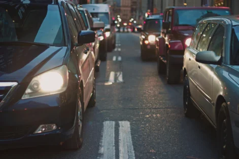 Com mudanças simples, motoristas podem enfrentar o trânsito com mais segurança, evitando estresse e reduzindo riscos em grandes cidades.