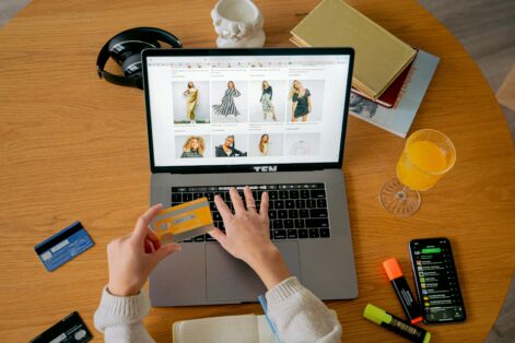 O artigo tem como foco abordar como a tecnologia pode ser aliada na redução de gastos nas compras do dia a dia