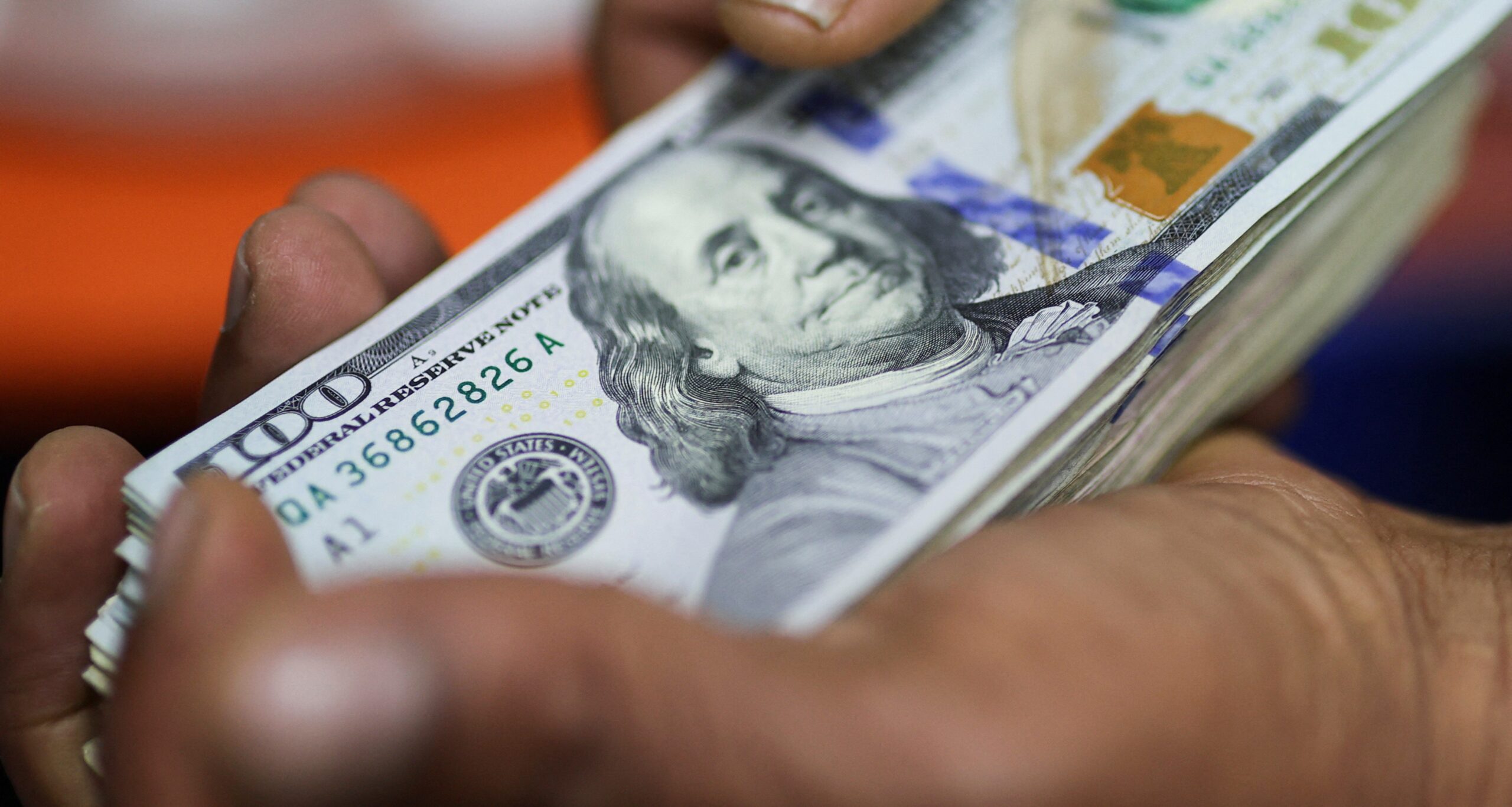 Dólar hoje cai antes de decisão do BC sobre juros - Imagem do artigo