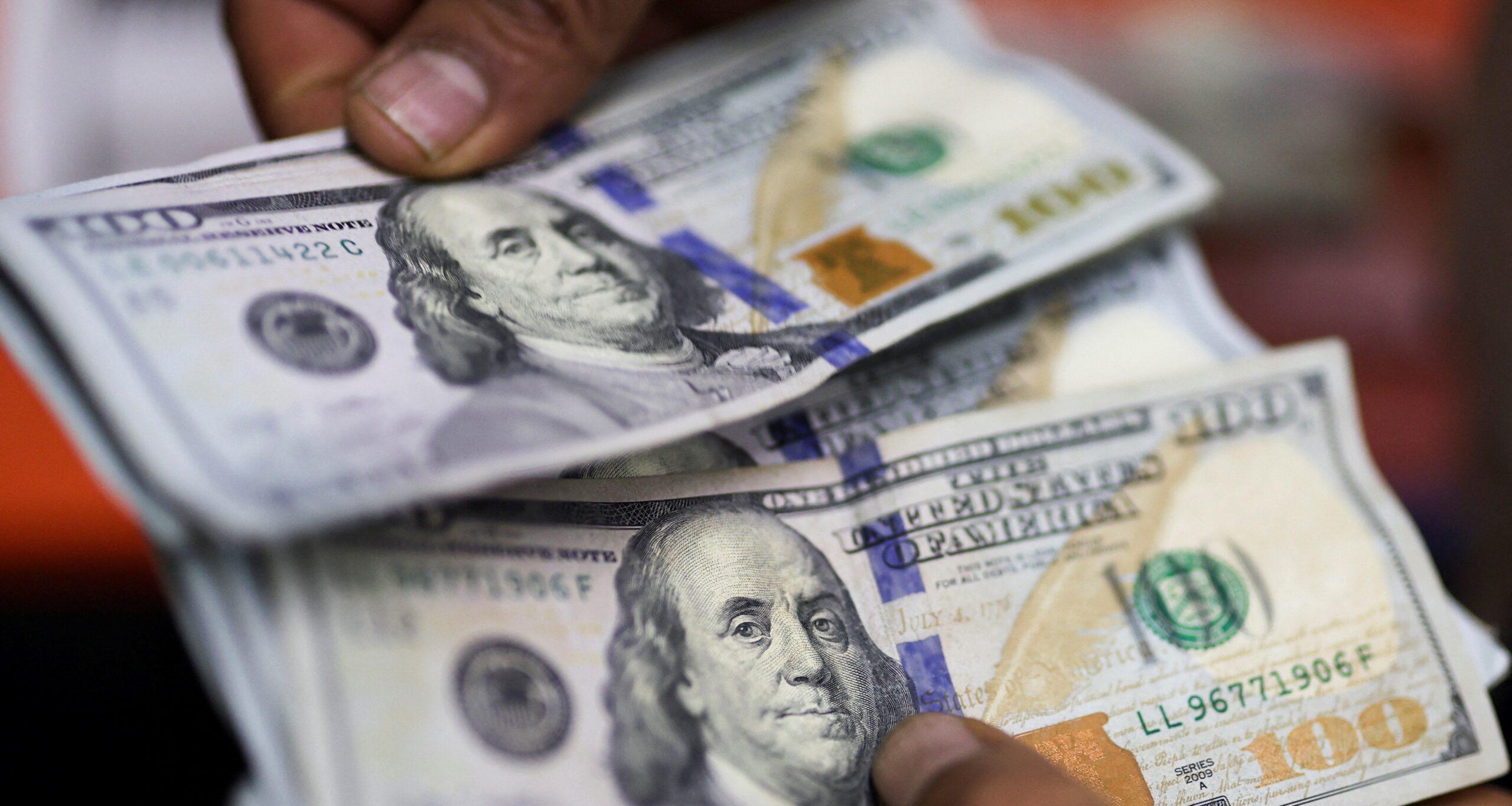 Dólar em queda com varejo nos EUA e tarifas no Brasil - Imagem do artigo