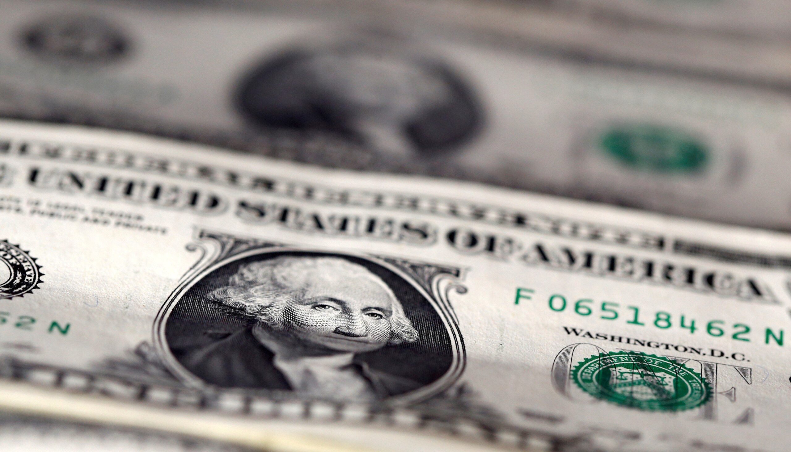 Dólar hoje cai antes da ata do Fed e alta do petróleo - Imagem do artigo