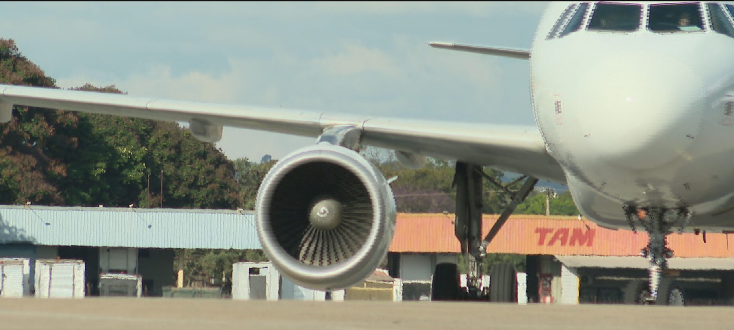 Querosene de aviação sobe 14% e pressiona passagens - Imagem do artigo