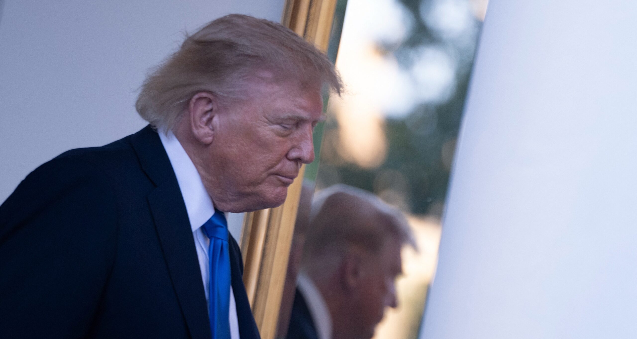 Aprovação de Trump cai a 33% após piora econômica - Imagem do artigo