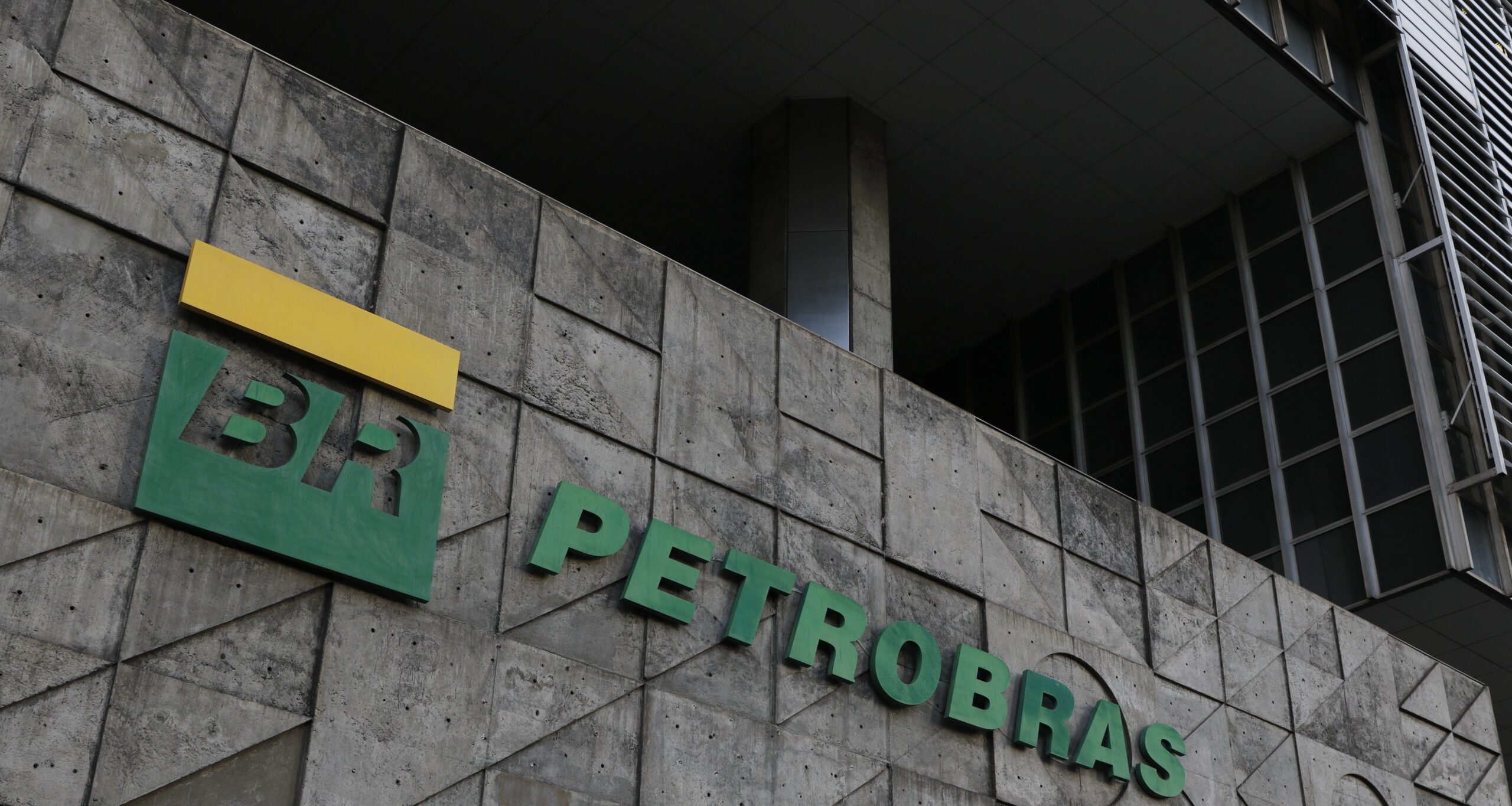 Querosene de aviação sobe até 12% com reajuste da Petrobras - Imagem do artigo